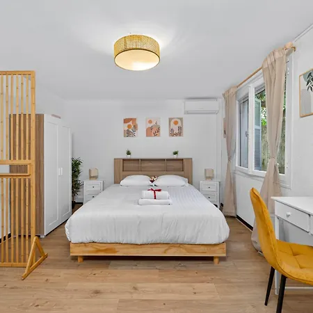 Joli 2 Pieces Pour 4 Personnes En Centre-ville Menton